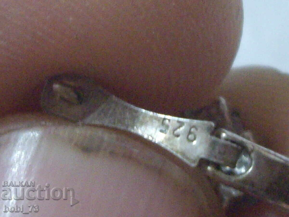 Delivery of A silver earring.