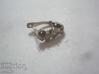 Un cercel de argint.