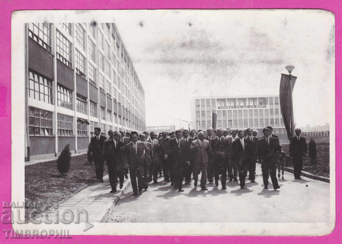 Παράδοση 316762 / Τοντόρ Ζίβκοφ σε επίσκεψη με αντιπροσωπεία σε εργοστάσιο