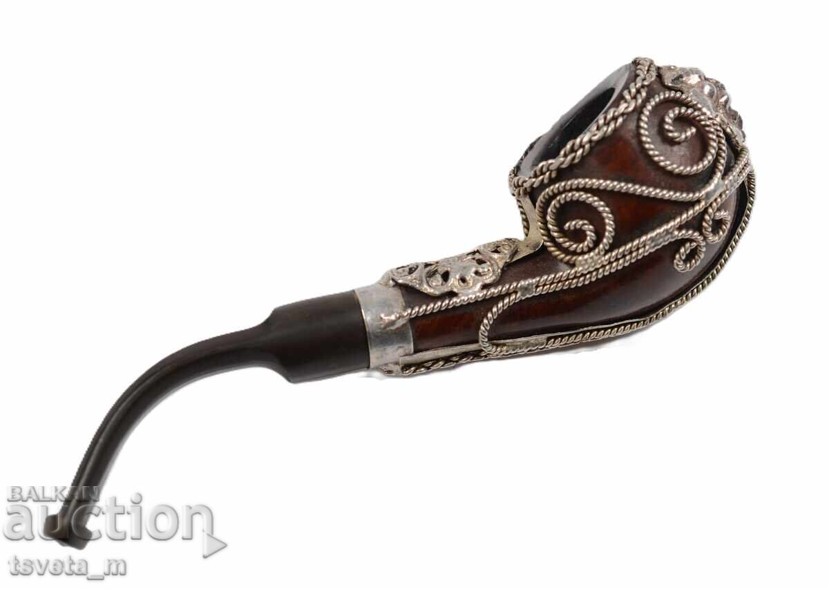 Παράδοση Αρχαία πίπα διακοσμημένη με μεταλλικά στολίδια