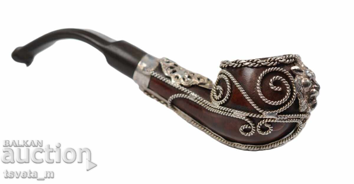 Αρχαία πίπα διακοσμημένη με μεταλλικά στολίδια