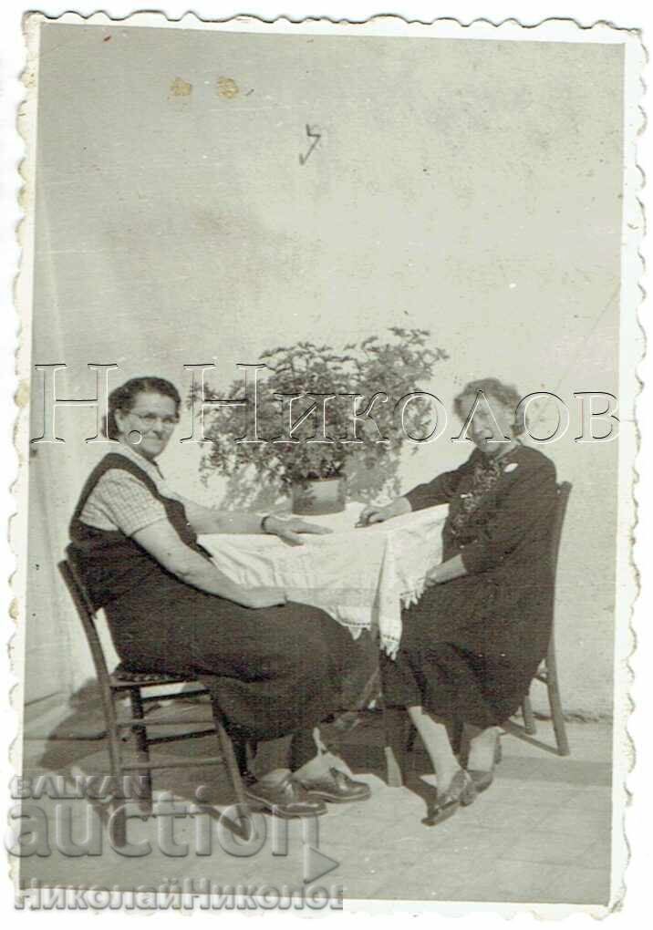 1959 FOTOGRAFIE MICĂ VECHE KIUSTENDIL DOUĂ FEMEI LA MASĂ E595