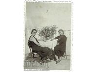 1959 ΜΙΚΡΗ ΠΑΛΙΑ ΦΩΤΟΓΡΑΦΙΑ ΚΙΟΥΣΤΕΝΤΙΛ ΔΥΟ ΓΥΝΑΙΚΕΣ ΣΕ ΤΡΑΠΕΖΙ Ε595