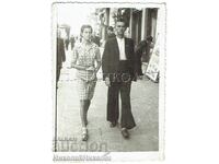 1939 SMALL OLD PHOTO YOUNG PEOPLE ON A WALK IN SOFIA E596