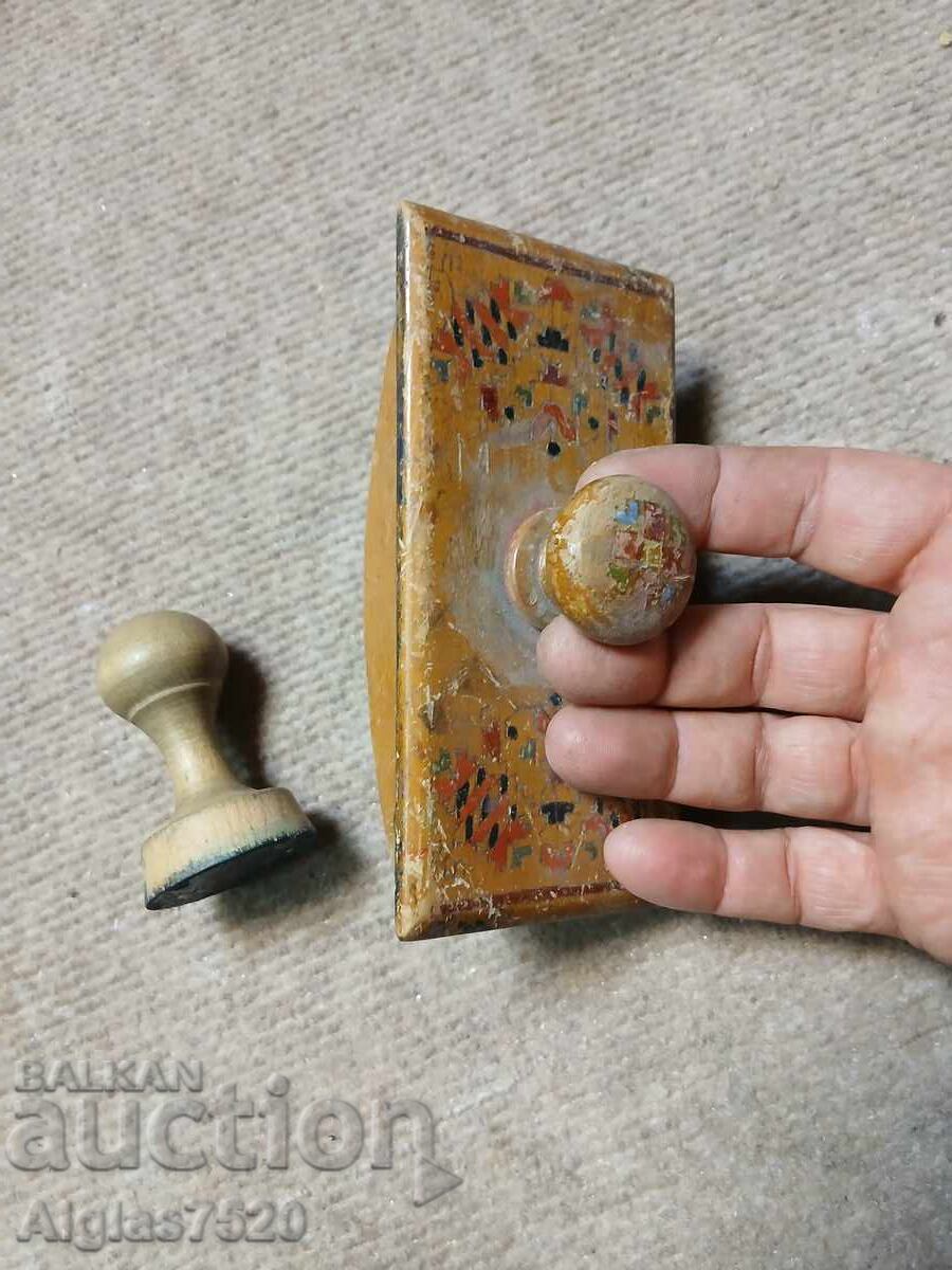 2 buc. Ștampile vechi de lemn cu preț 10.00 BGN | € 5.11 2 buc. Ștampile vechi de lemn cu preț 10.00 BGN | € 5.11