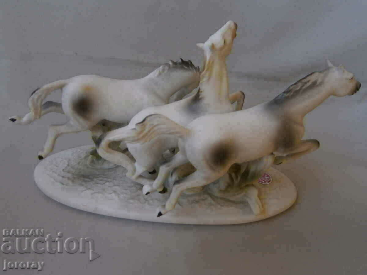Auction Porcelain figure Romania32x20cm. Auction Porcelain figure Romania32x20cm.