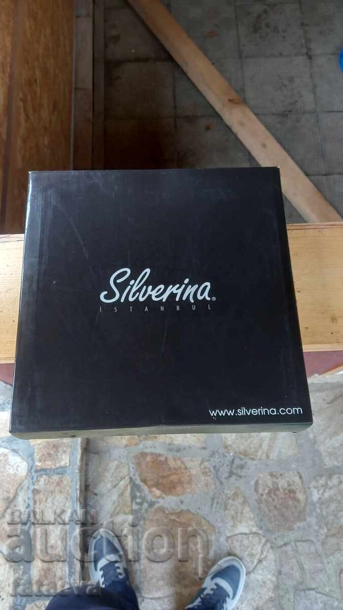 Delivery of Two brand new souvenir plates with silver plating Delivery of Two brand new souvenir plates with silver plating