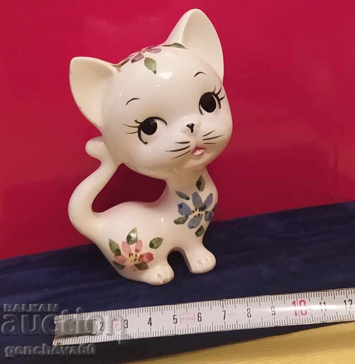 Simpatică pisicuță de porțelan cu preț € 10.00 | 19.56 BGN