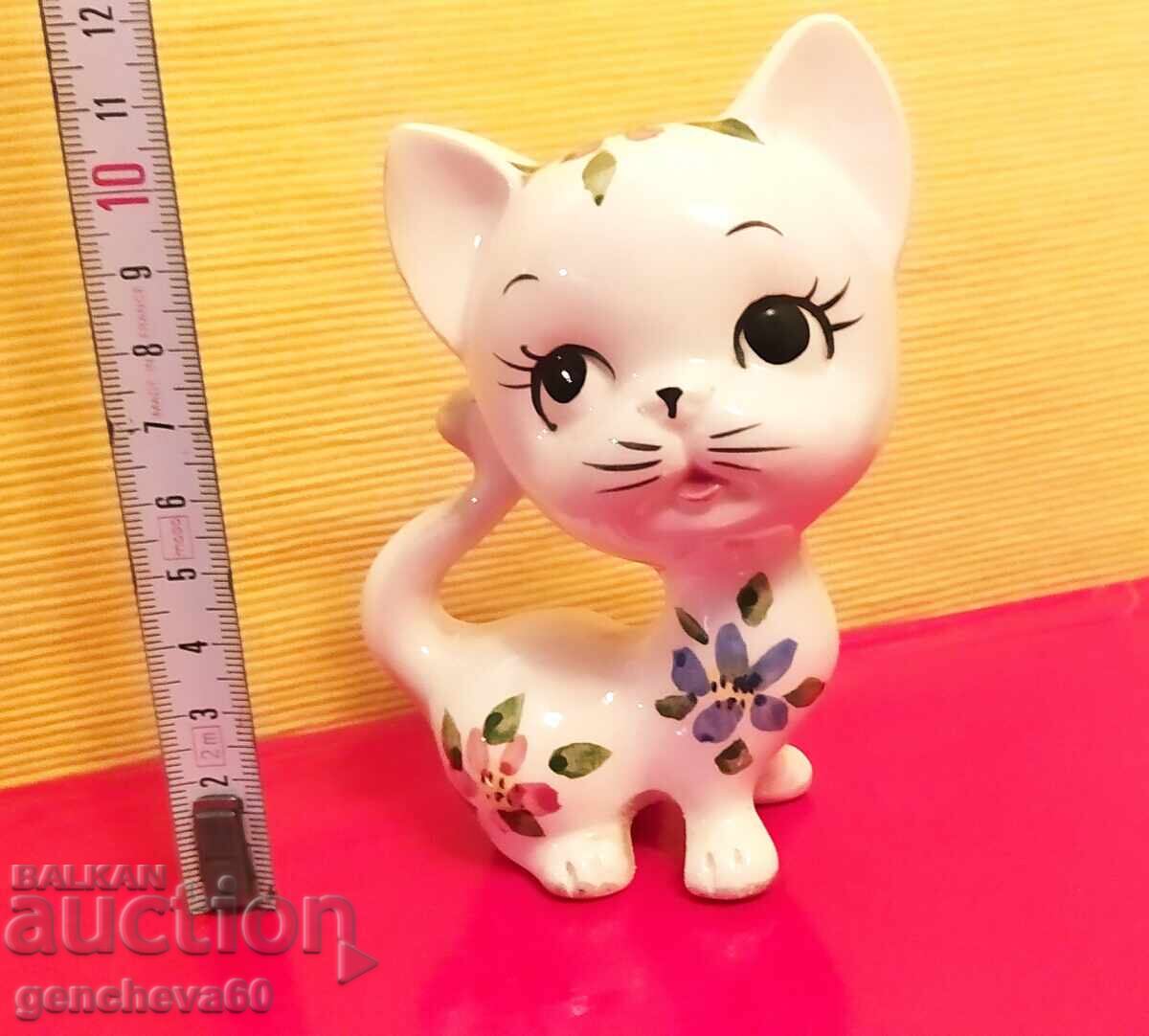 Симпатично порцеланово коте