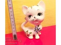 Simpatică pisicuță de porțelan