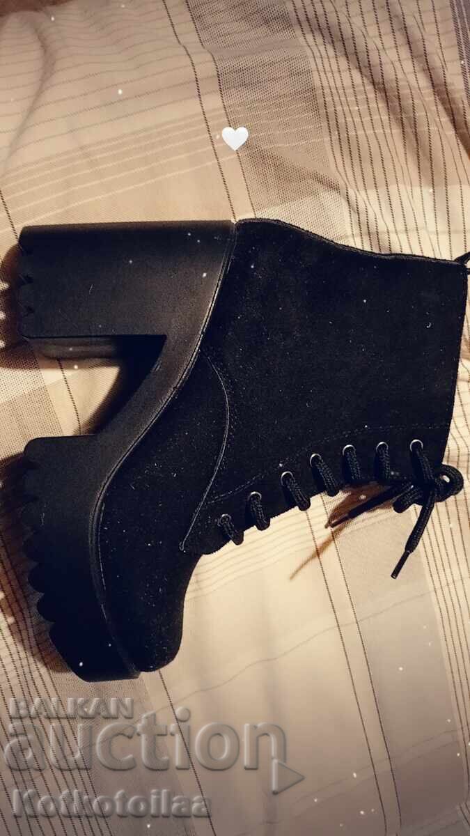 Auction  Black boots (brand new)