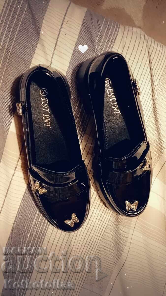 Delivery of Lacquered black formal shoes