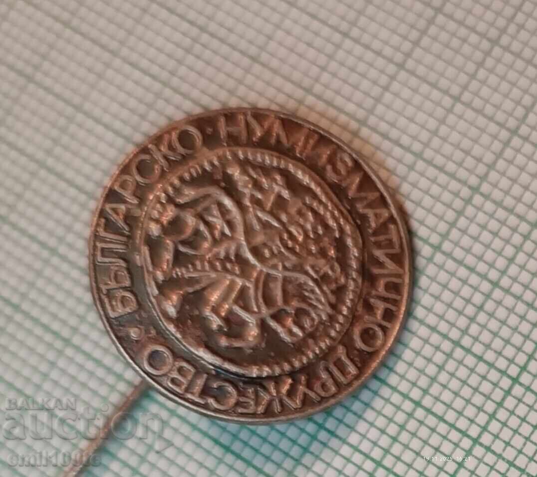 Insigna - Societatea Bulgară de Numismatică cu preț 3.00 BGN | € 1.53 Insigna - Societatea Bulgară de Numismatică cu preț 3.00 BGN | € 1.53