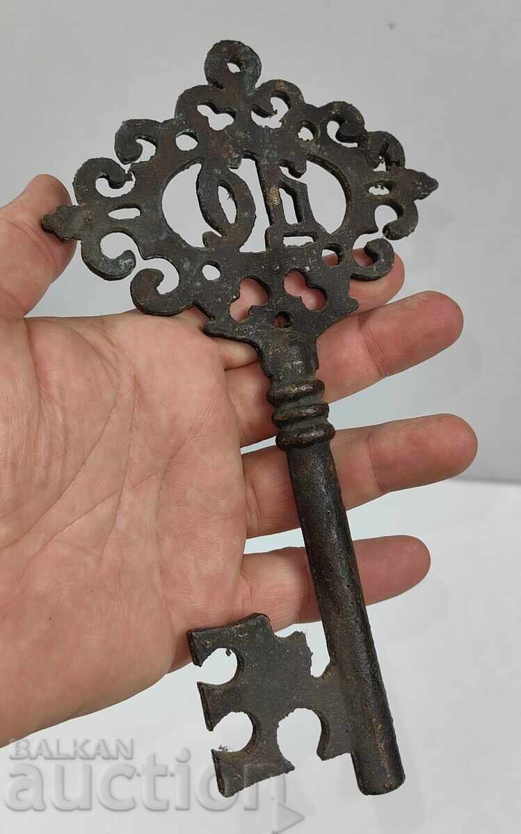 Auction  LARGE METAL KEY WITH MONOGRAM INITIAL LETTERS