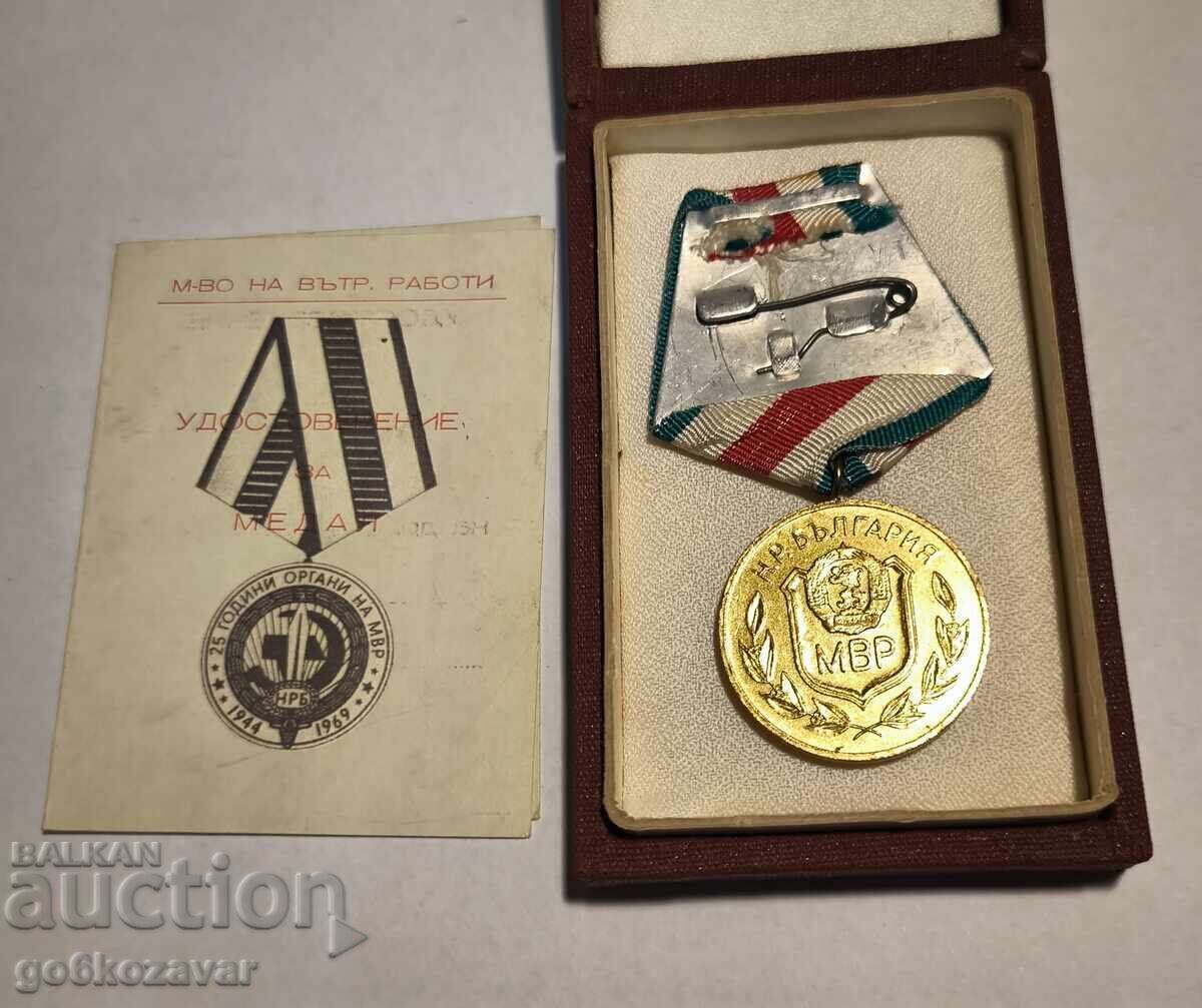 Bŭlgarski medal 25 godini MVR s dokument, kutiya 1969 g με τιμή 21.00 BGN | € 10.74 Bŭlgarski medal 25 godini MVR s dokument, kutiya 1969 g με τιμή 21.00 BGN | € 10.74