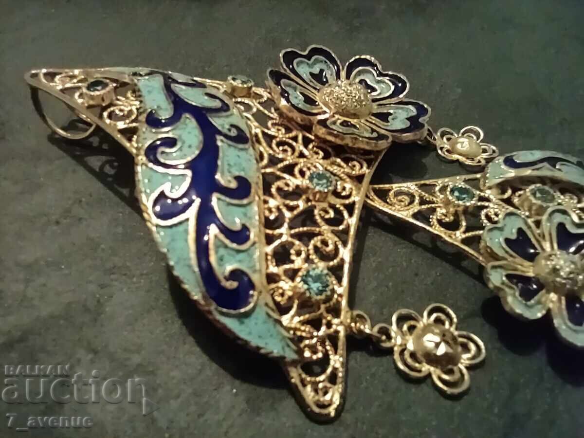 Колие, медальон с емайл, дълъг около 15 см,  21.11.2025 - 5