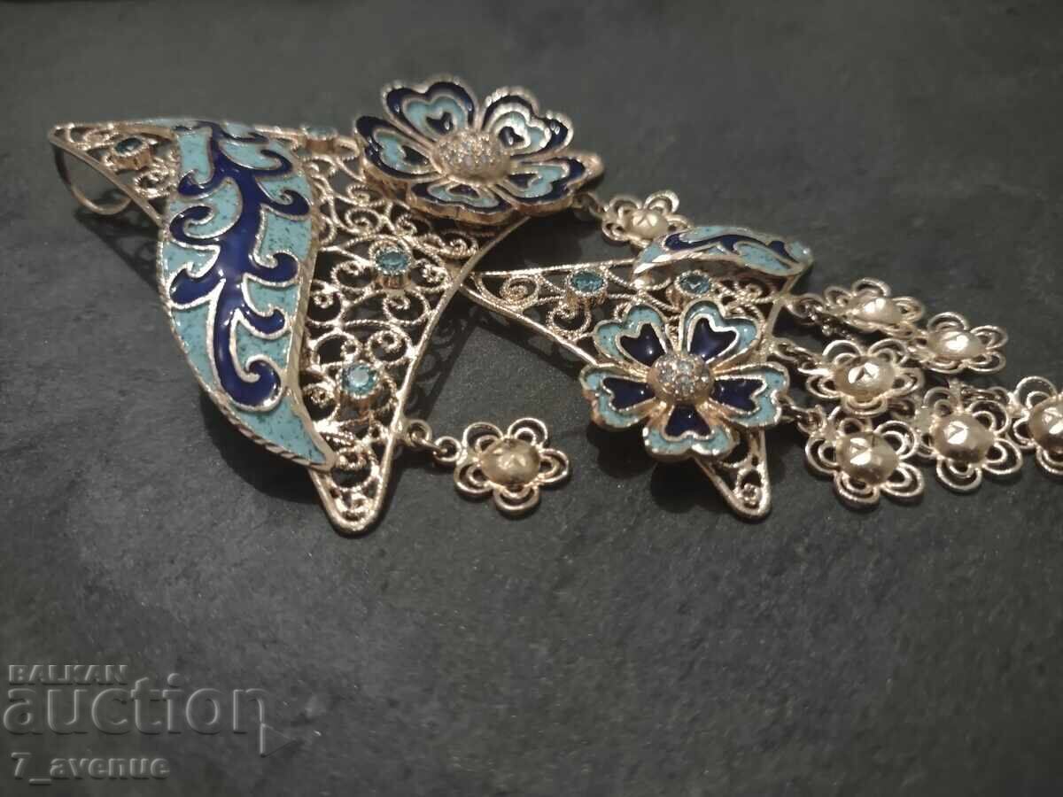 Колие, медальон с емайл, дълъг около 15 см,  21.11.2025 - 6