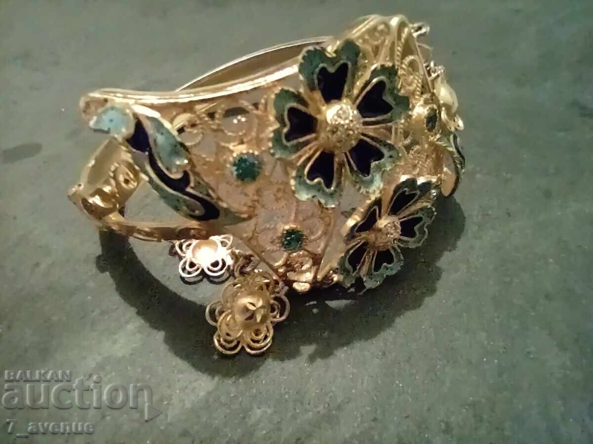 Гривна с емайл, медальона е в друг аукцион 21.11.2025 с цена 199.00 лв. | € 101.75