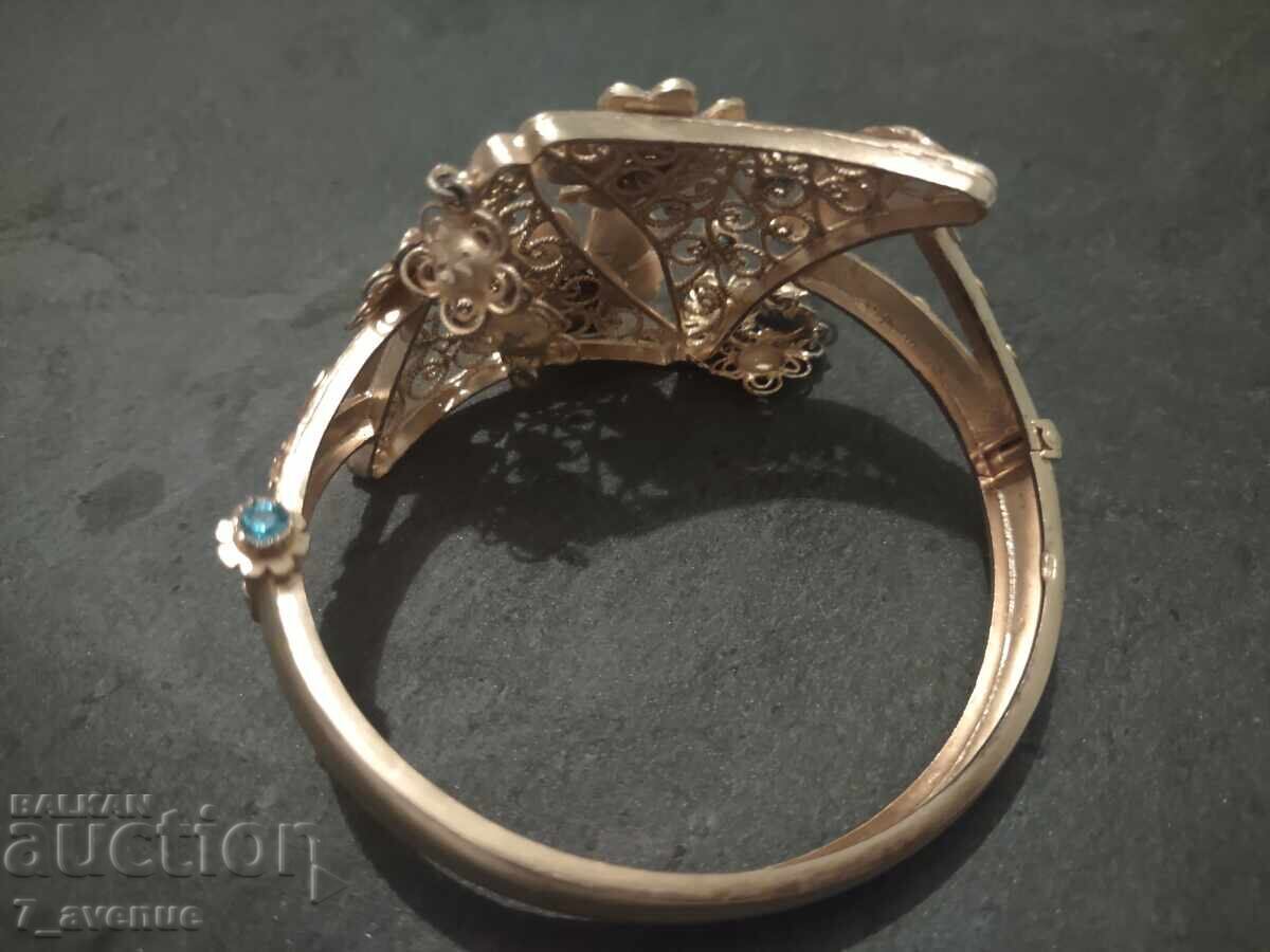 Аукцион Гривна с емайл, медальона е в друг аукцион 21.11.2025