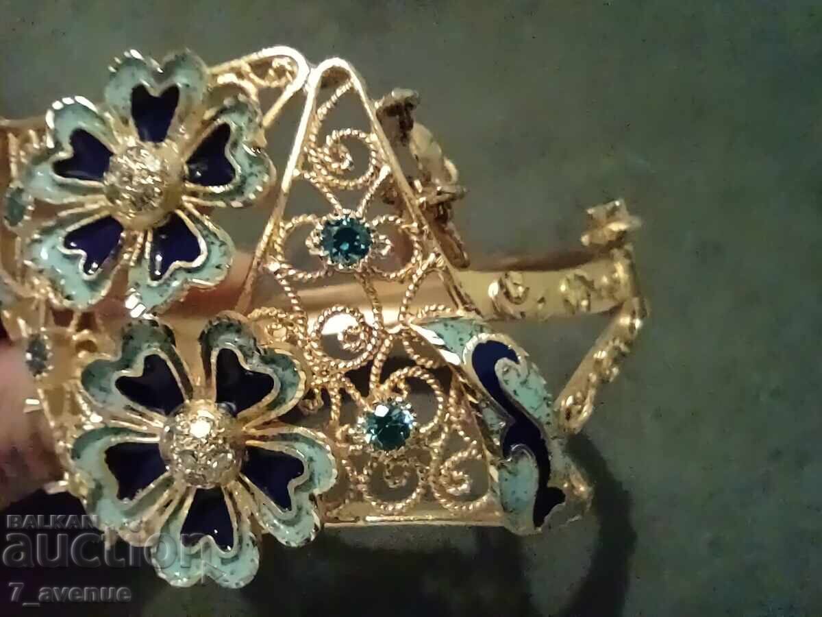 Гривна с емайл, медальона е в друг аукцион 21.11.2025