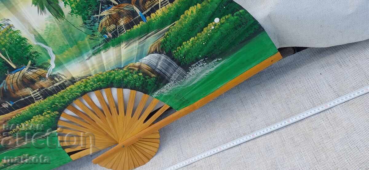 Mare evantai vechi pictat manual pentru perete, ulei pe pânză cu preț 60.00 BGN | € 30.68 Mare evantai vechi pictat manual pentru perete, ulei pe pânză cu preț 60.00 BGN | € 30.68