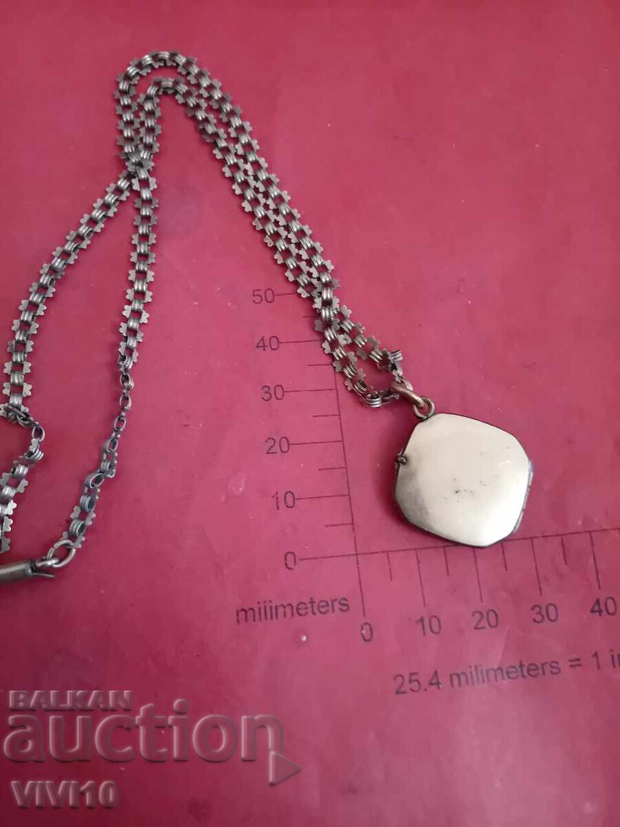 Colier vechi cu aurire cu preț 70.00 BGN | € 35.79 Colier vechi cu aurire cu preț 70.00 BGN | € 35.79