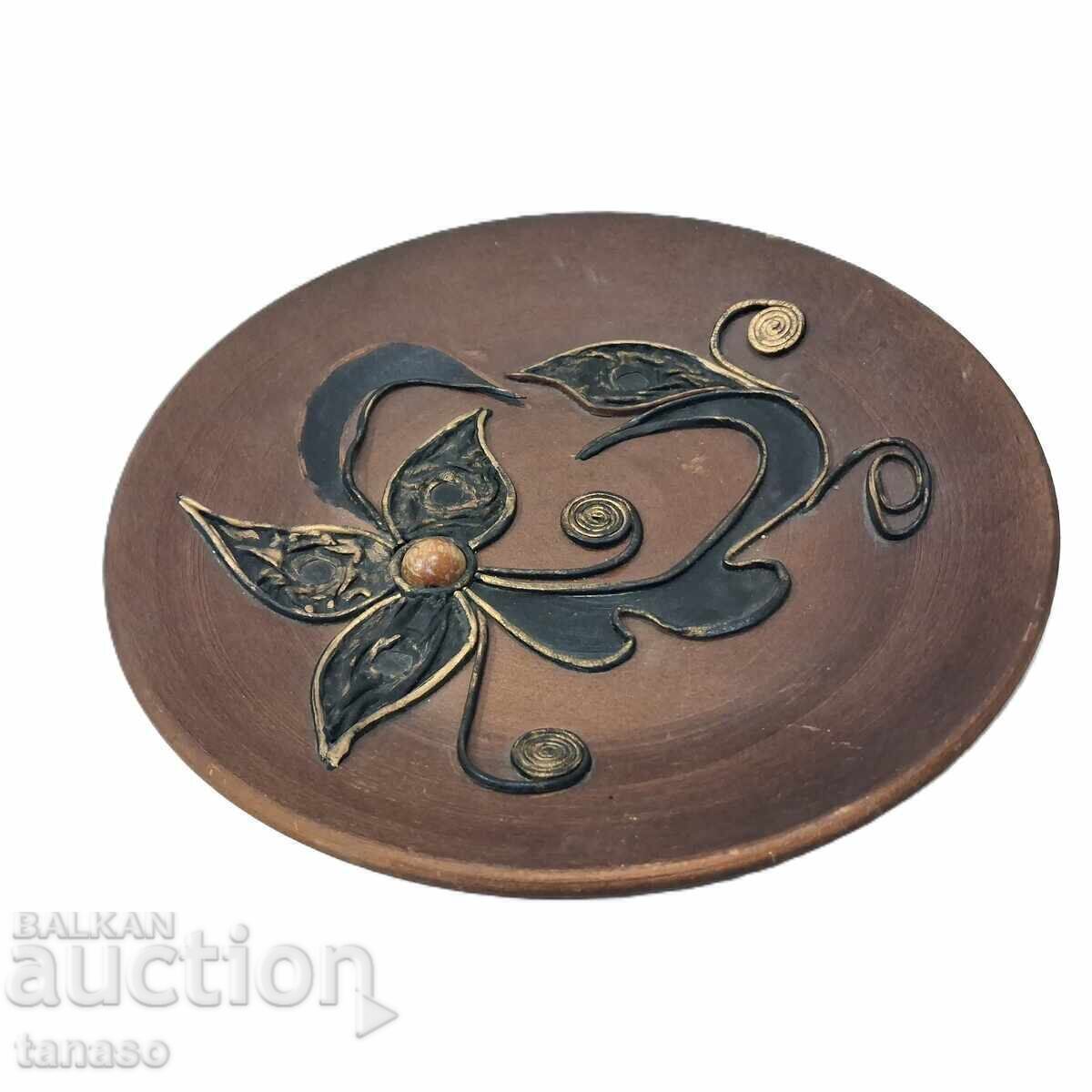 Livrarea Farfurie din ceramică lucrată manual, aplicată cu piele