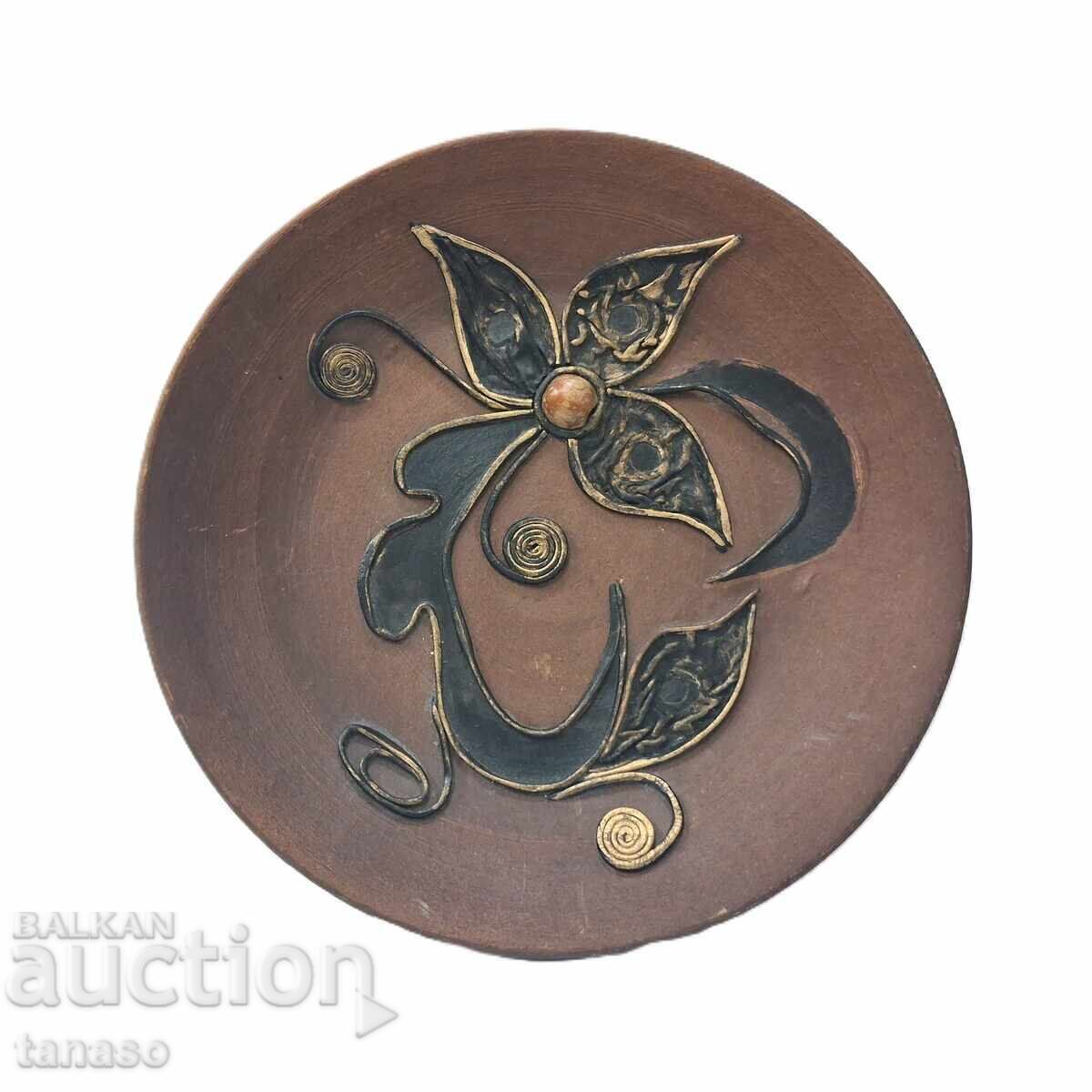 Farfurie din ceramică lucrată manual, aplicată cu piele