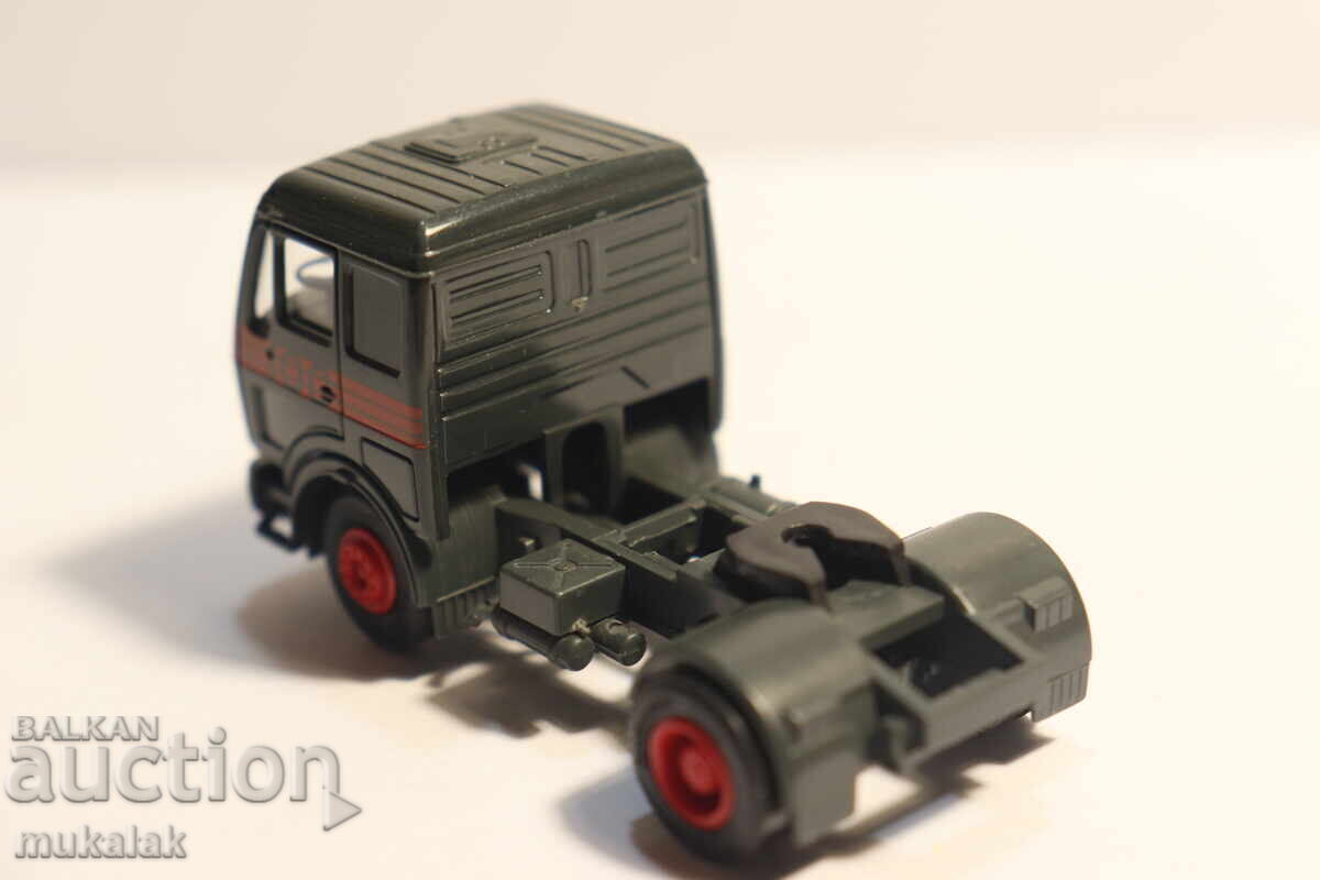 HERPA H0 1/87 MERCEDES TRACTOR TRUCK MODEL - 5