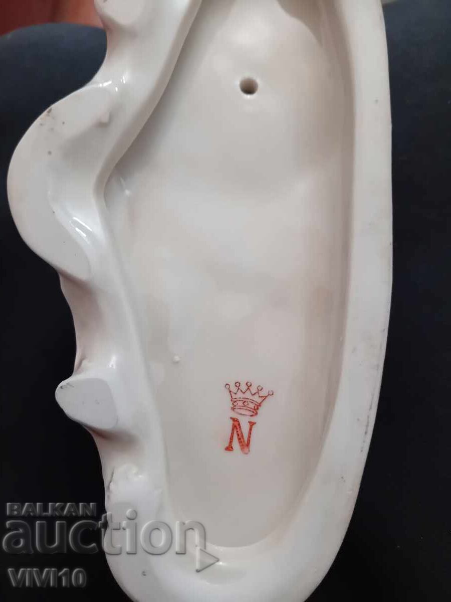 Licitație Figurină de porțelan veche, marcată