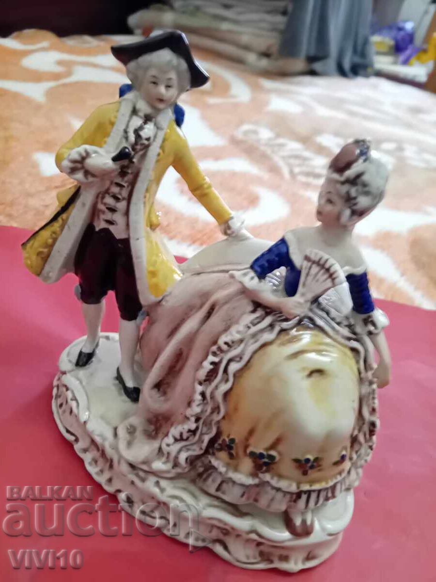 Figurină de porțelan veche, marcată cu preț 180.00 BGN | € 92.03