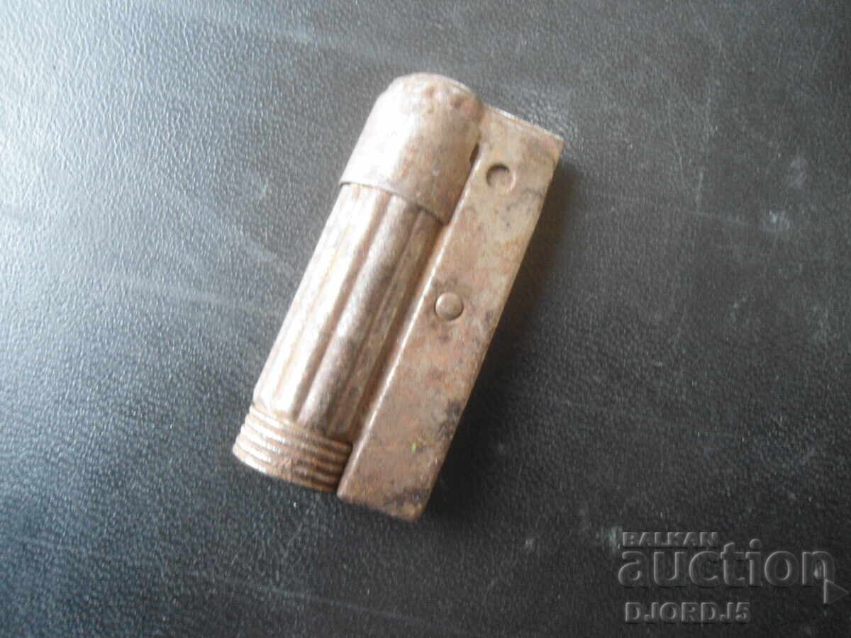 O brichetă veche cu preț 2.50 BGN | € 1.28 O brichetă veche cu preț 2.50 BGN | € 1.28