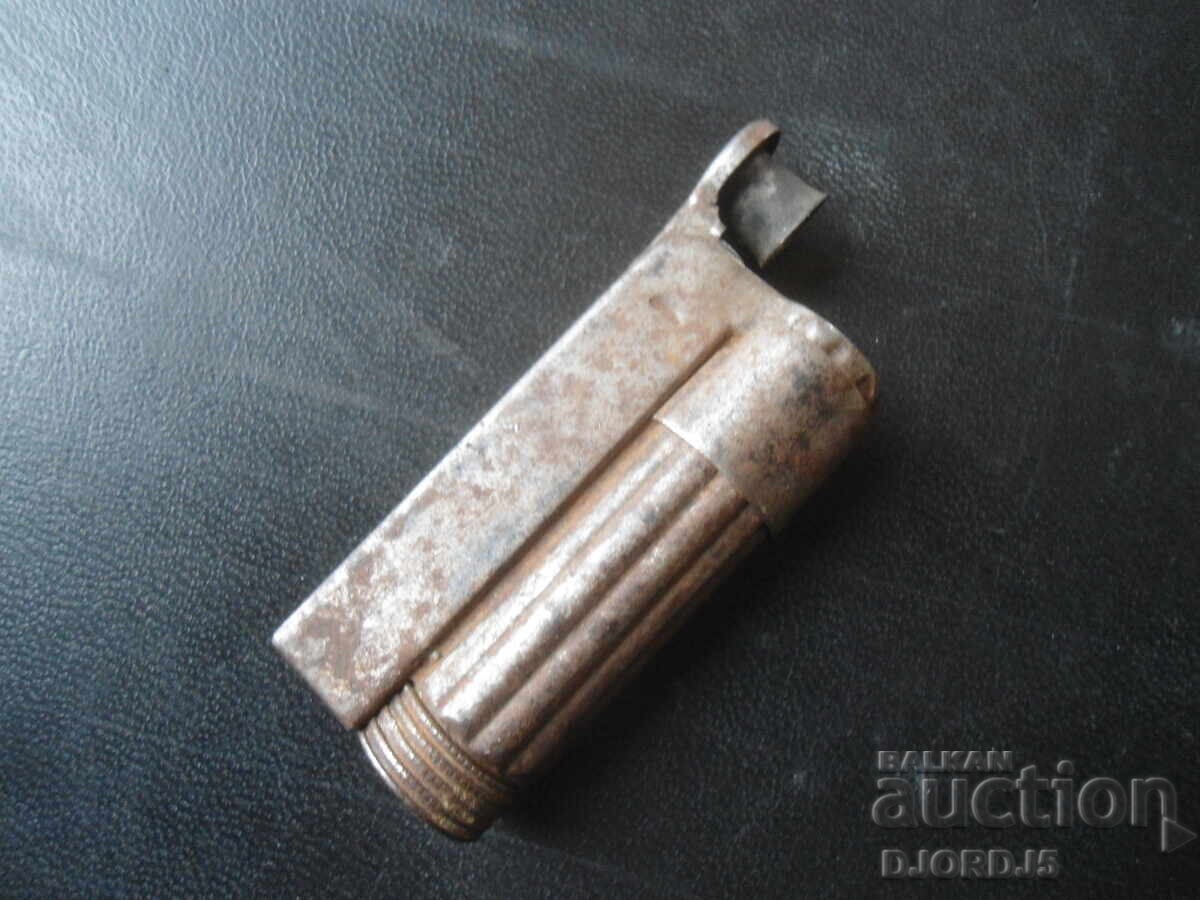 Licitație O brichetă veche Licitație O brichetă veche