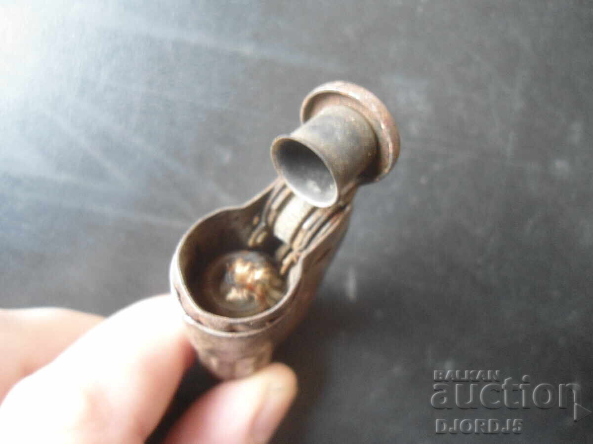 Livrarea O brichetă veche Livrarea O brichetă veche