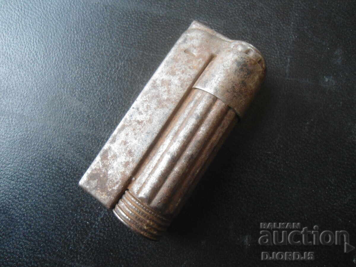 O brichetă veche O brichetă veche