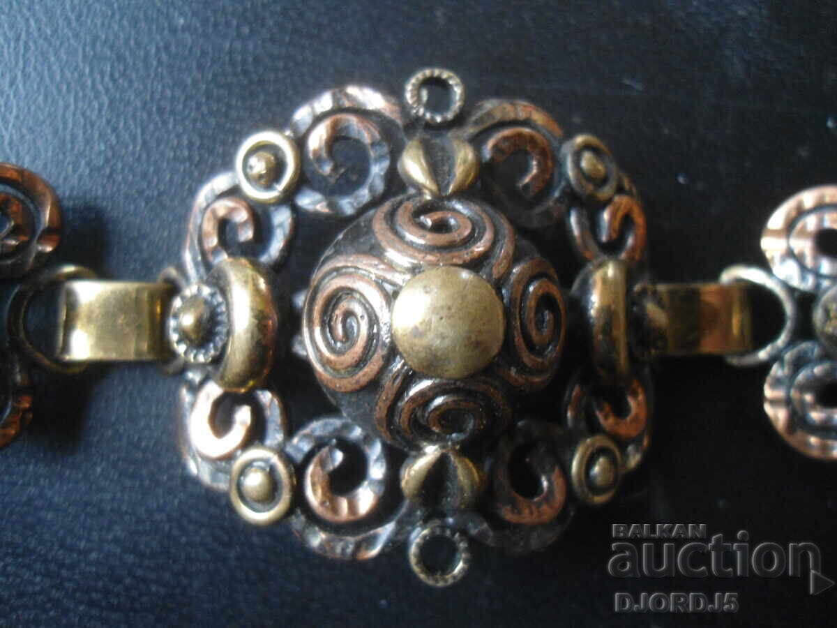 Bijuterii vechi, brățară cu preț 1.50 BGN | € 0.77 Bijuterii vechi, brățară cu preț 1.50 BGN | € 0.77