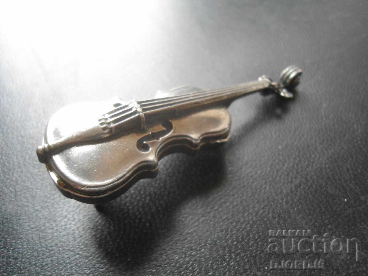 Suvenir metalic vechi cu preț 11.00 BGN | € 5.62 Suvenir metalic vechi cu preț 11.00 BGN | € 5.62