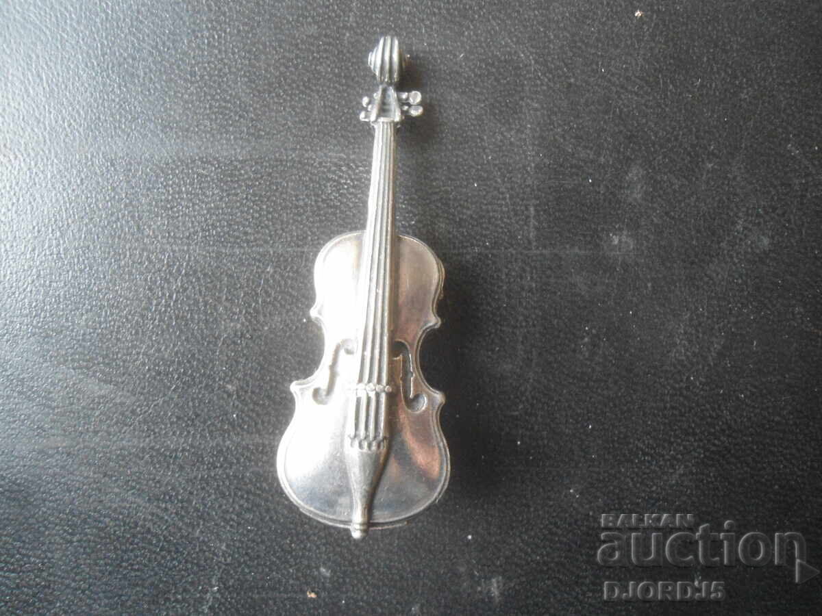 Suvenir metalic vechi Suvenir metalic vechi