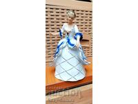 Statueta din portelan fin cu stampila Regal