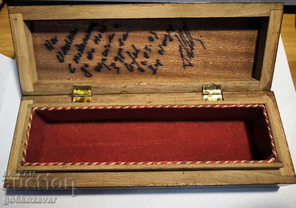 Аукцион Стара дървена кутия с интарзия ,! Здрава запазена !