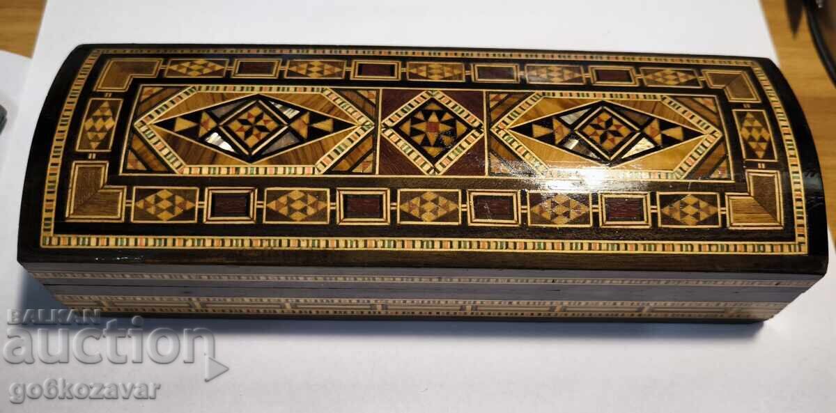 Стара дървена кутия с интарзия ,! Здрава запазена !