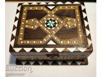 Cutie veche de lemn, mozaic lăcuit și incrustație din os