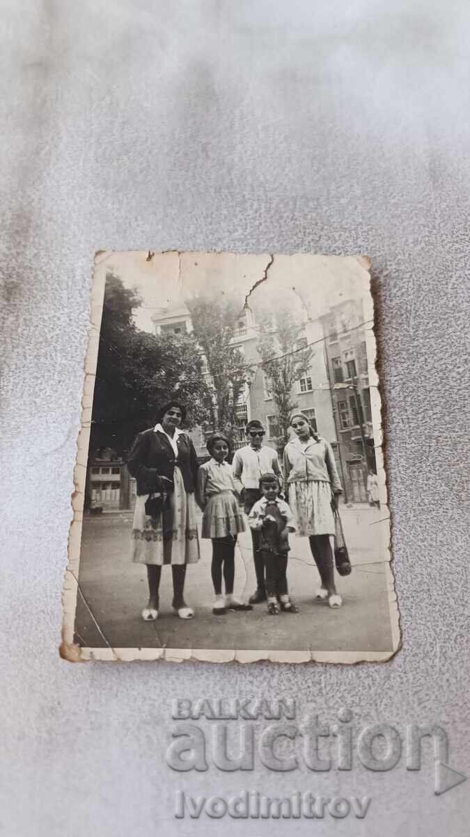 Fotografie Sofia Femei băieți și fete pe str. Parensov Fotografie Sofia Femei băieți și fete pe str. Parensov