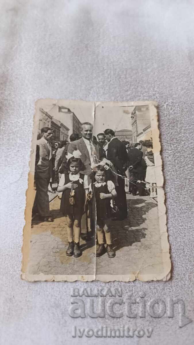 Снимка София Мъж и две момиченца на улицата