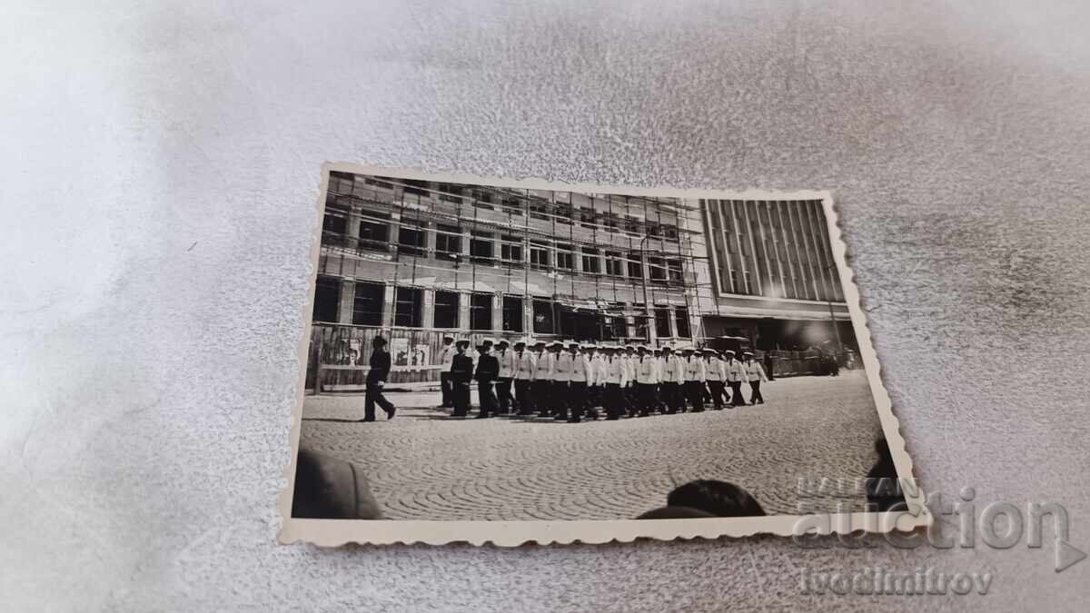 Снимка Маршируващи младши офицери