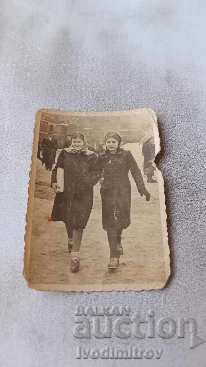 Photo Sofia Two young girls on a walk in winter Photo Sofia Two young girls on a walk in winter