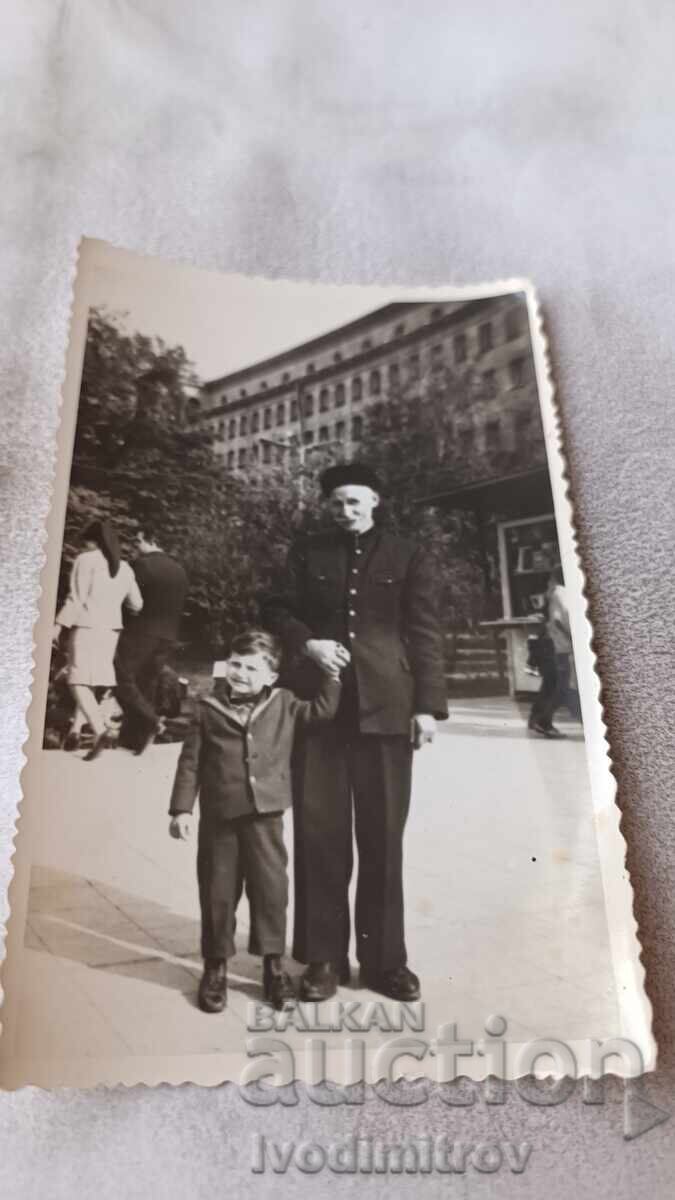 Photo Sofia Elderly man with a little boy