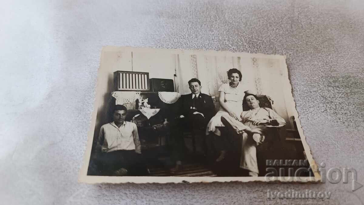 Φωτογραφία Άνδρας και γυναίκα σε τραπεζαρία με ρετρό ραδιόφωνο