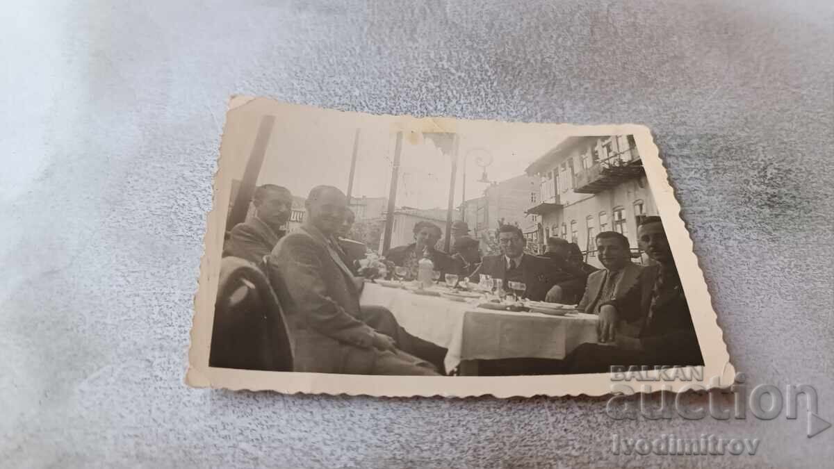 Φωτογραφία Σόφια Άνδρας και γυναίκα στο τραπέζι για ποτό Φωτογραφία Σόφια Άνδρας και γυναίκα στο τραπέζι για ποτό