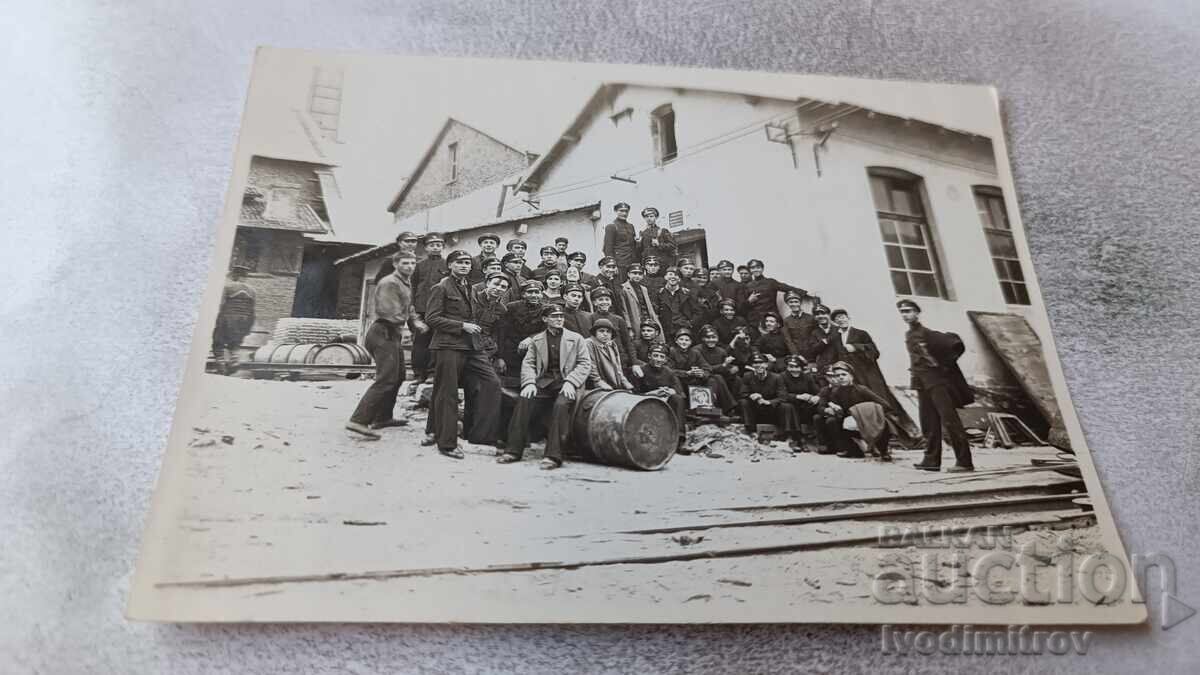 С-ка Варна Младежи пред Гебеженската стъкларска фабрика 1930